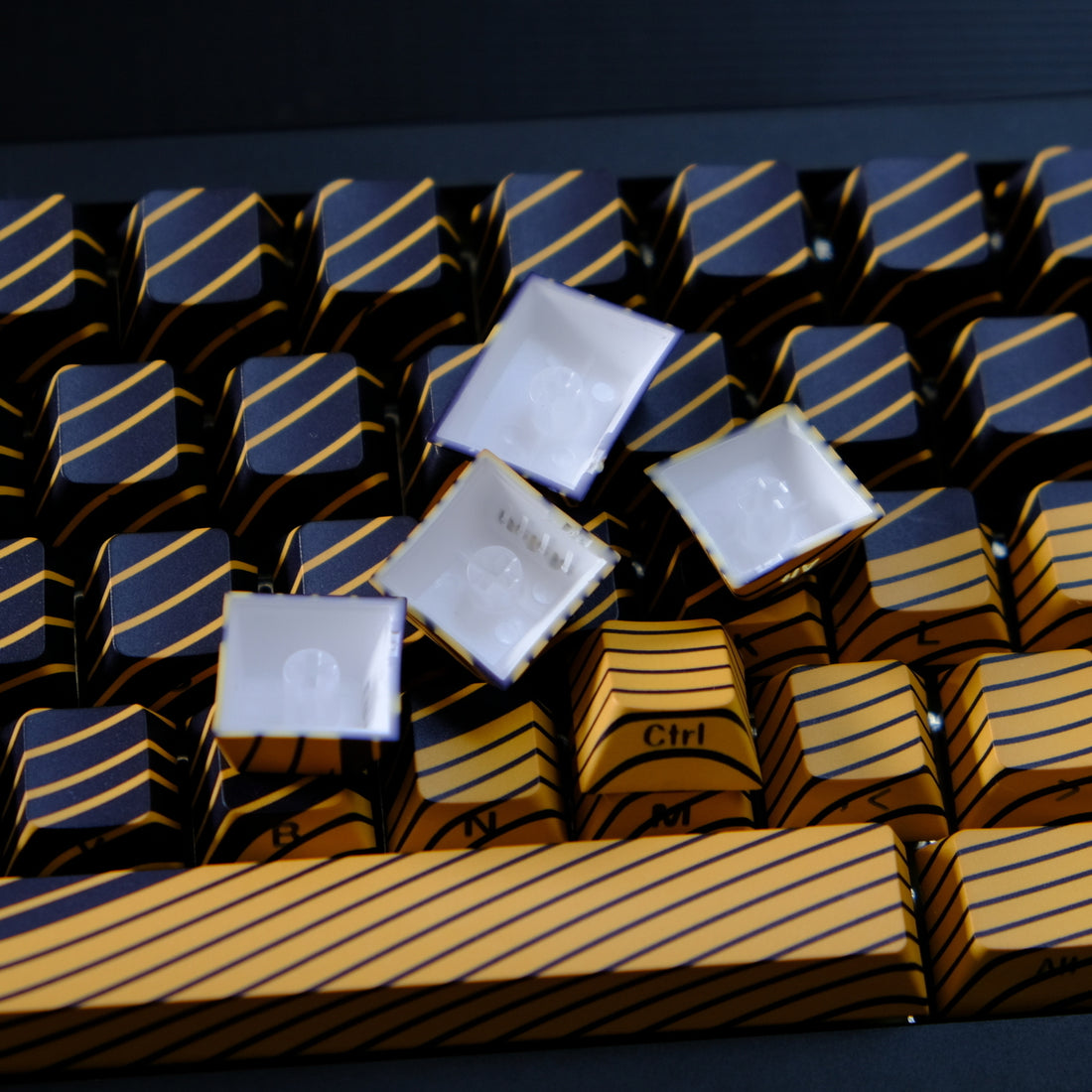 Magnetic Wave keycaps Dye-Sub PBT Keycaps for Wooting 60He